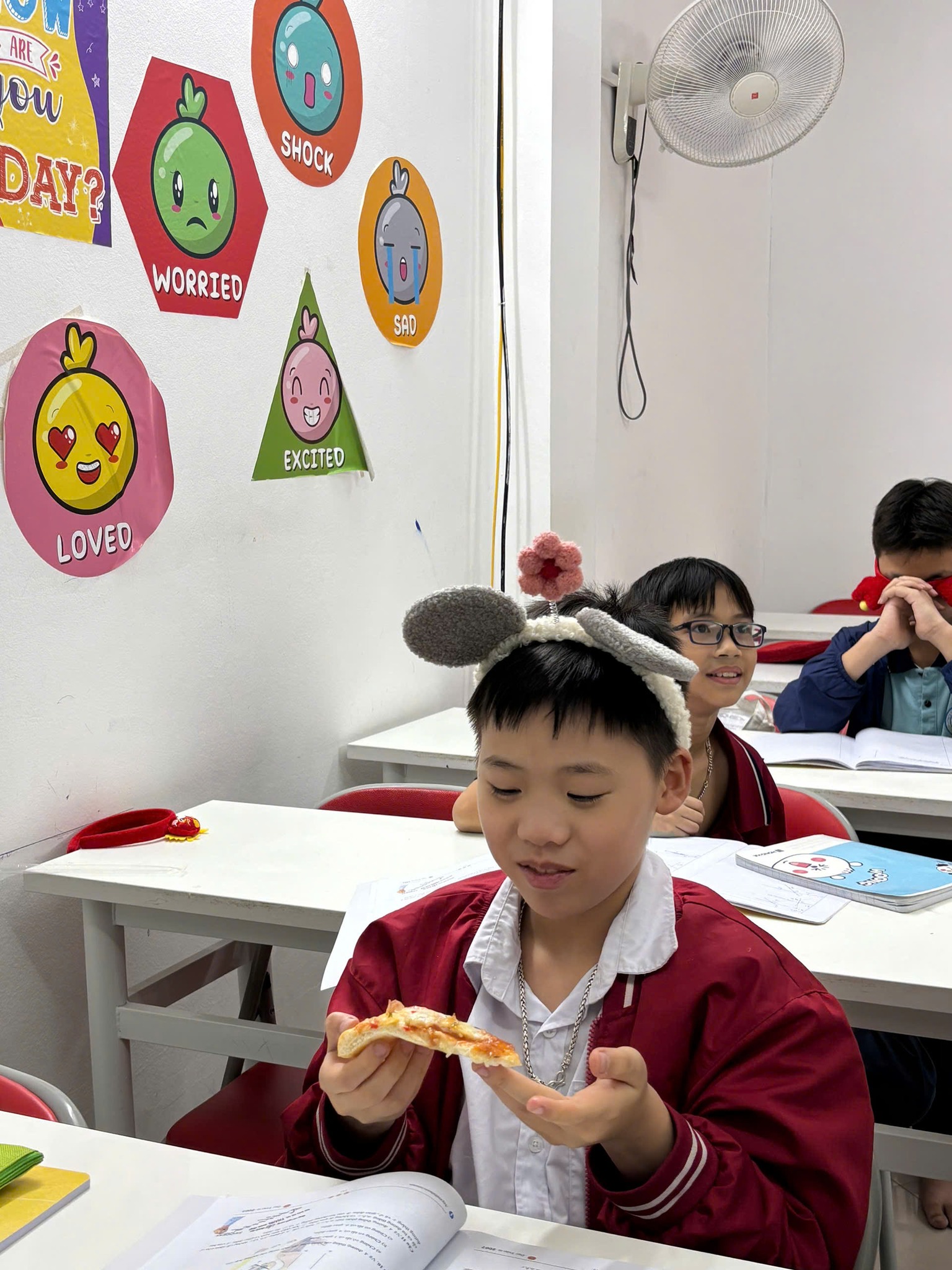 Có thể là hình ảnh về trẻ em, học tập, đồ chơi trẻ em và văn bản cho biết 'U 会 ow AY? 大星台上 SHOCK WORRIED SAD EXCITED LOVED'