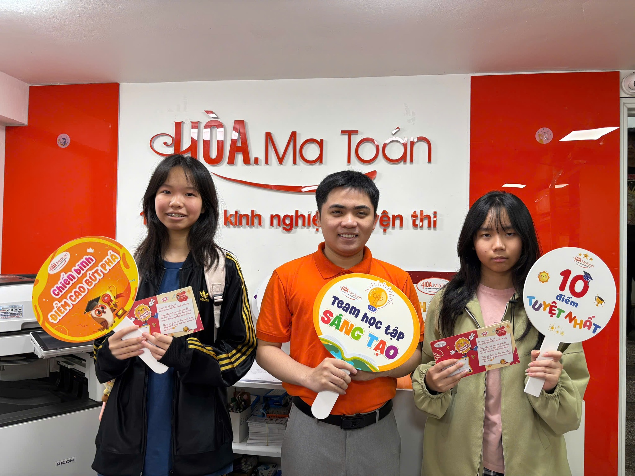 Có thể là hình ảnh về một hoặc nhiều người và văn bản