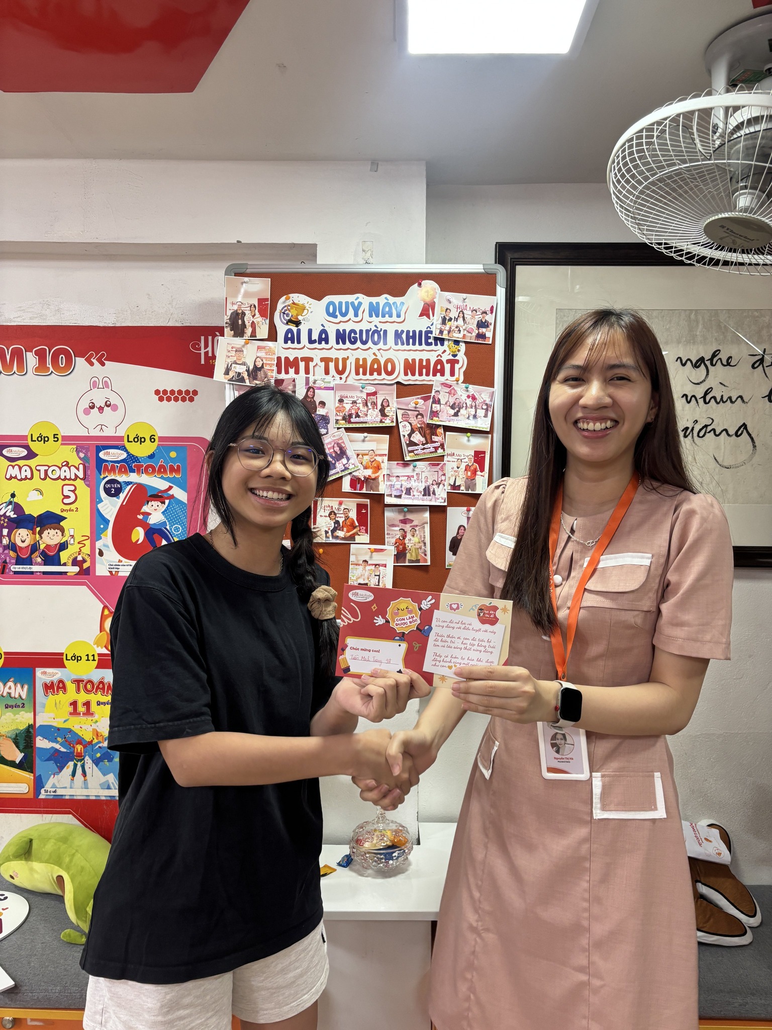 Có thể là hình ảnh về một hoặc nhiều người và văn bản