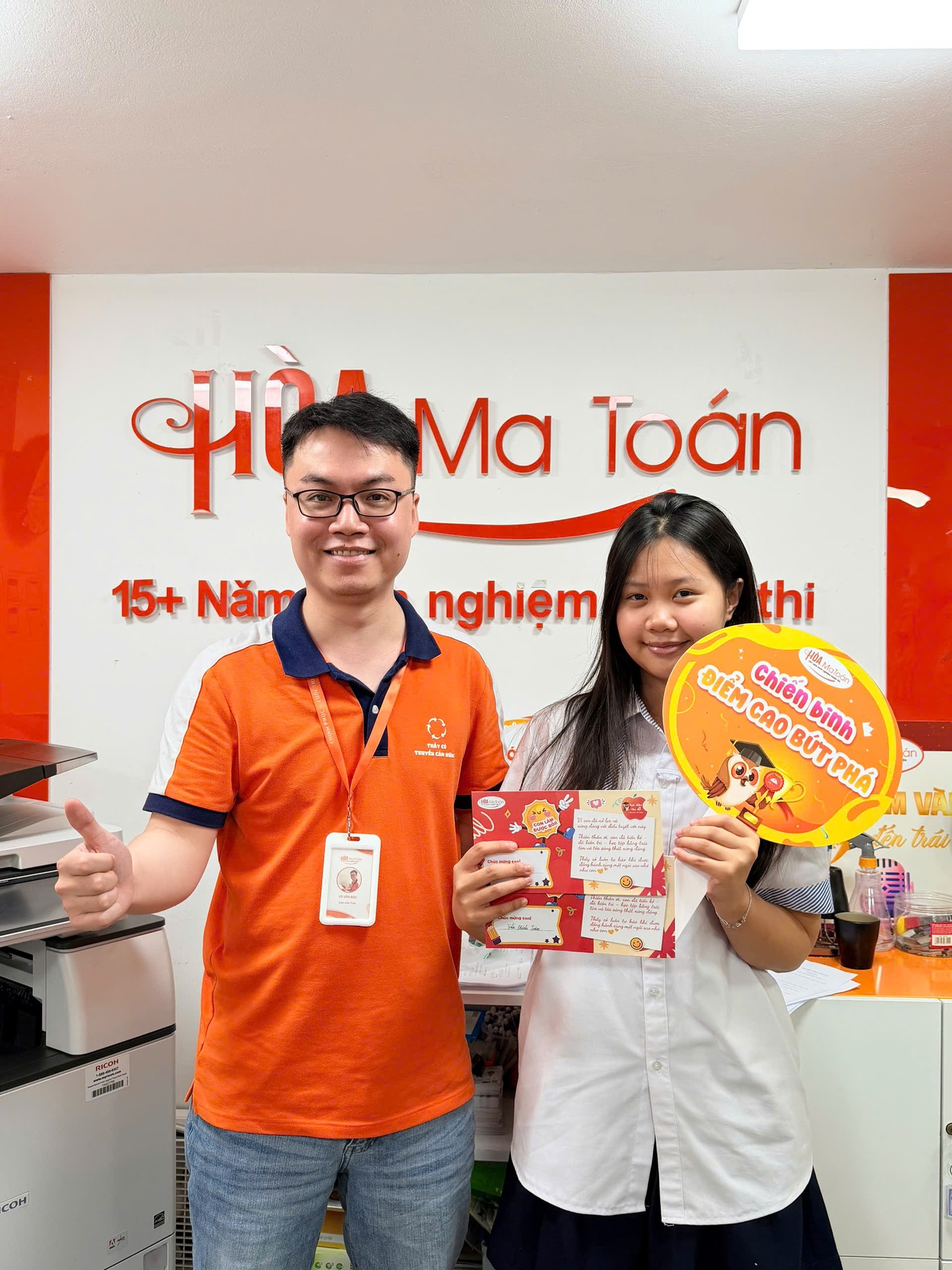 Có thể là hình ảnh về một hoặc nhiều người và văn bản