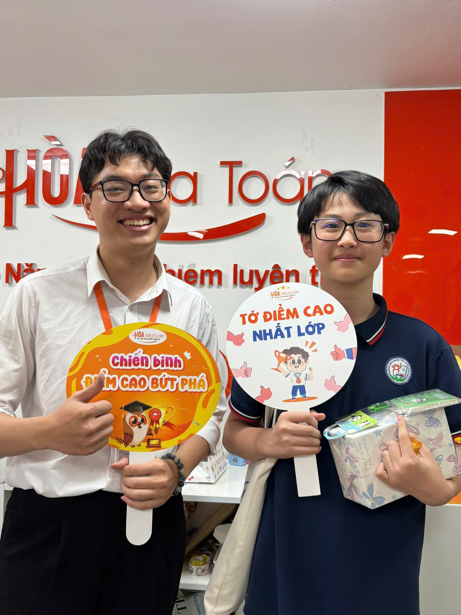 Có thể là hình ảnh về một hoặc nhiều người và văn bản