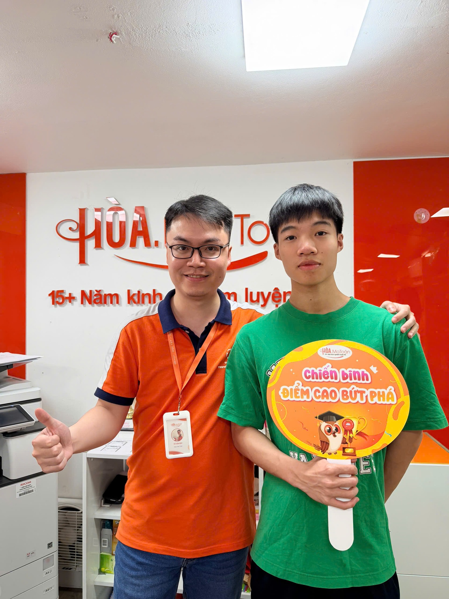 Có thể là hình ảnh về một hoặc nhiều người và văn bản