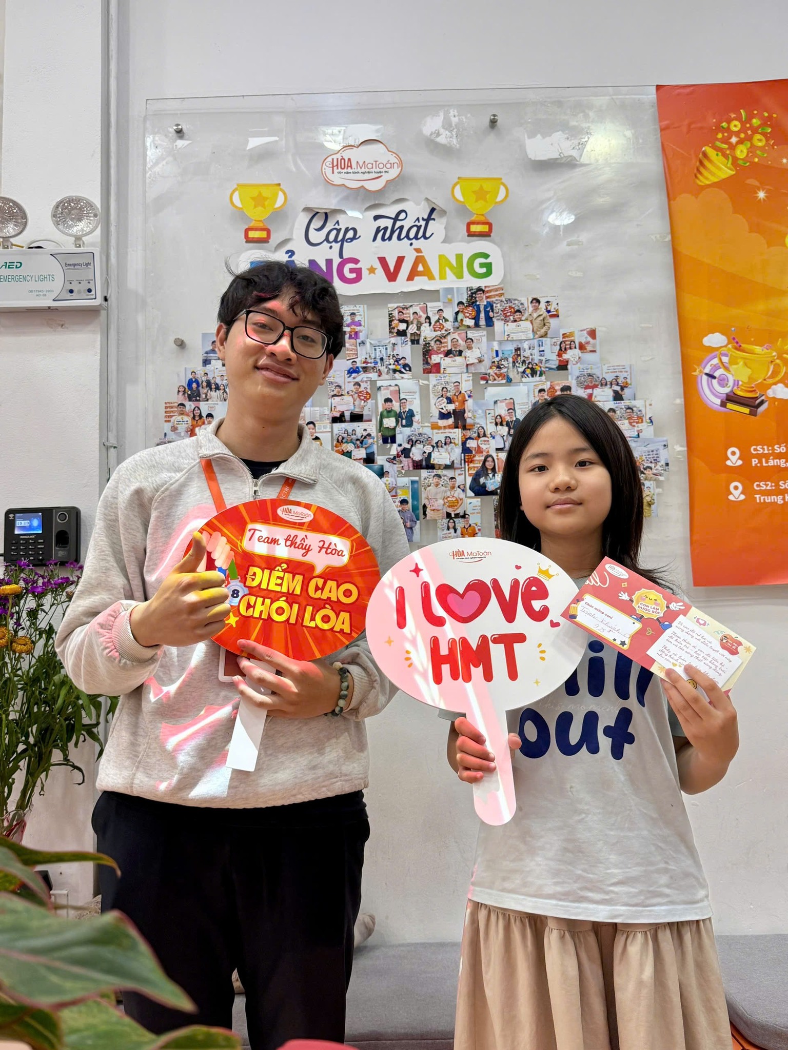 Có thể là hình ảnh về một hoặc nhiều người và văn bản