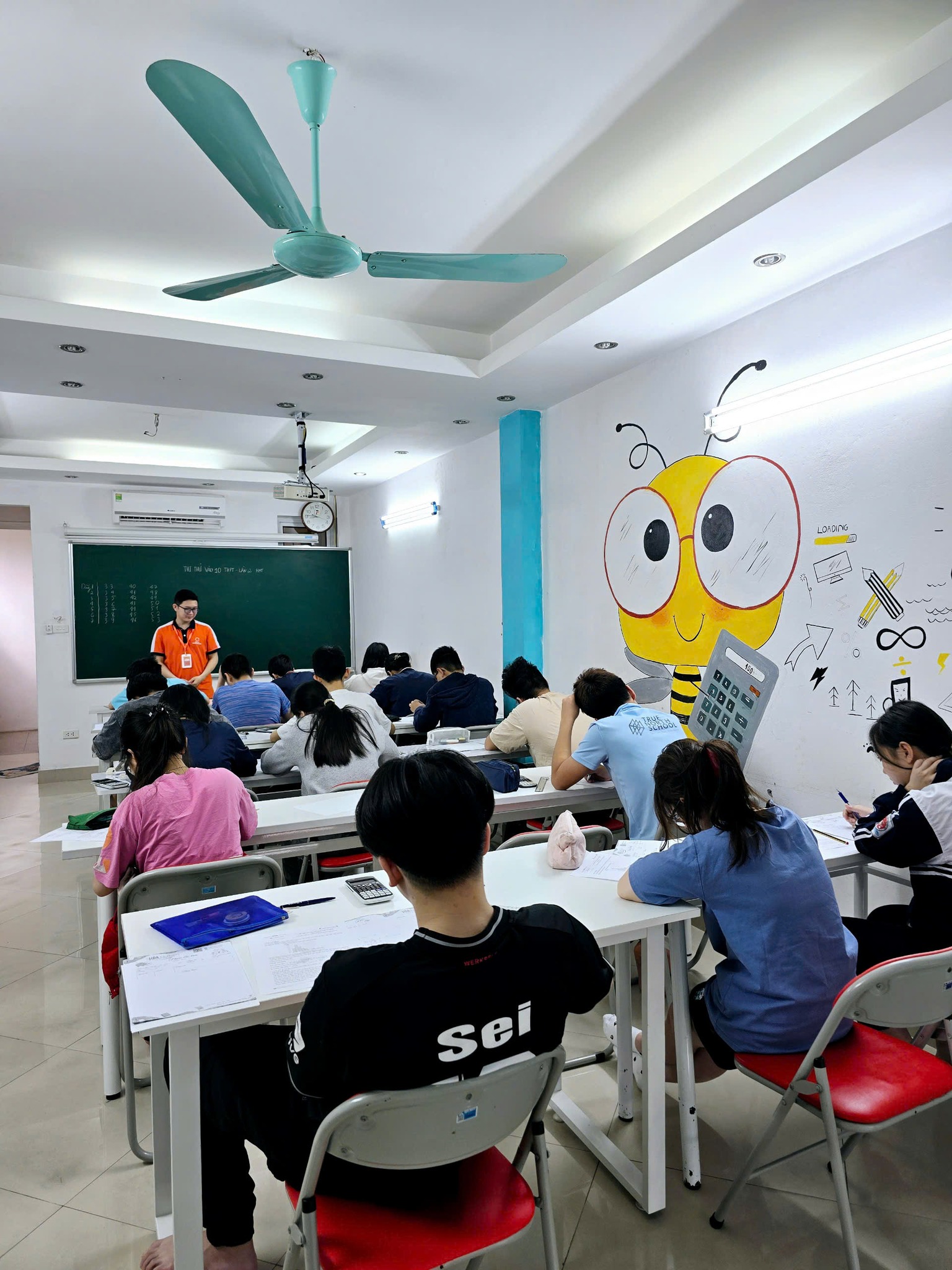 Có thể là hình ảnh về 8 người, mọi người đang học, bàn và văn bản