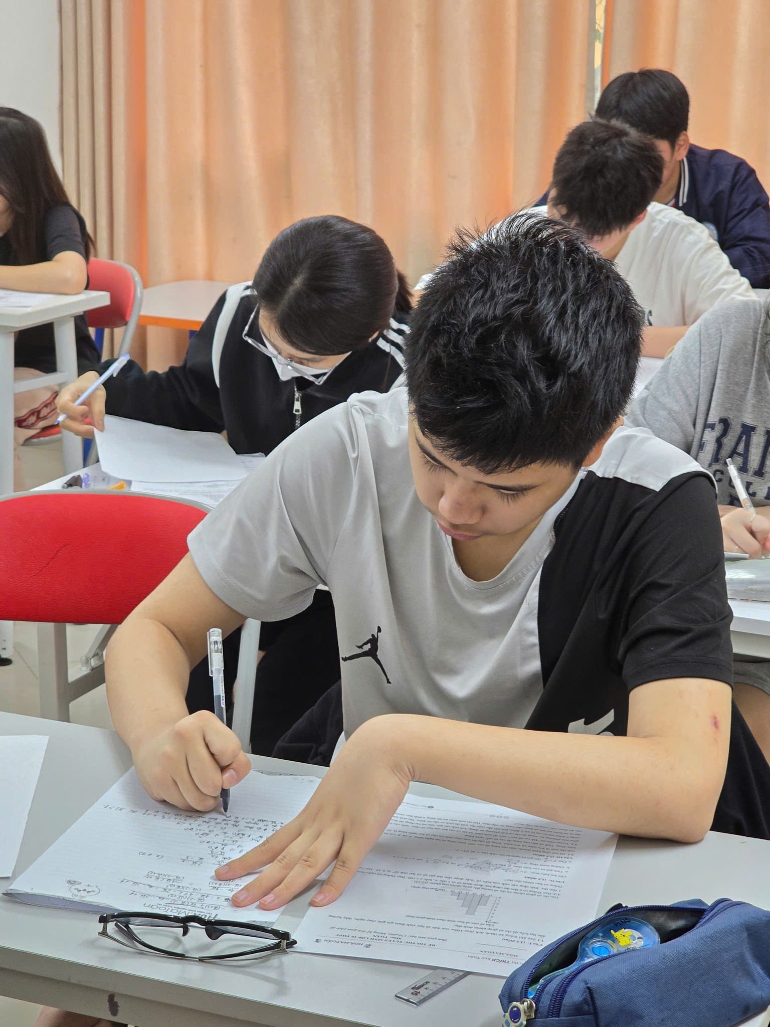 Có thể là hình ảnh về 3 người, mọi người đang học và văn bản